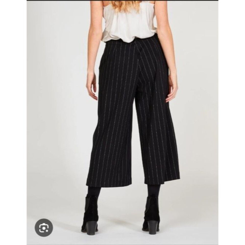 Banana Republic Wide Leg Cropped Pants Womens S Black Pinstripe Stretch Knit - Picture 2 of 9